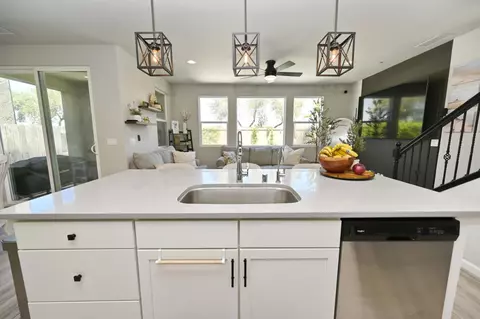 Kitchen - 887 Wishon Ave W, Madera, CA 93636 photo 4 of 7