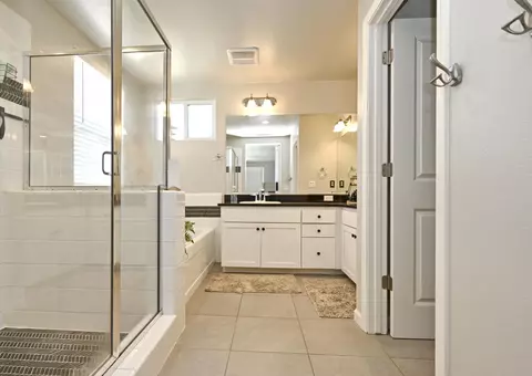 Bath - 887 Wishon Ave W, Madera, CA 93636 photo 5 of 6