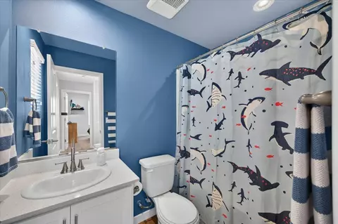 Bath - 4159 Vincent Rd, Madera, CA 93636 photo 2 of 3