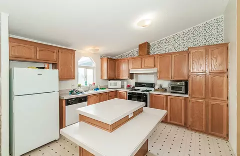 Kitchen - 40696 Oakwood Rd, Madera, CA 93636 photo 3 of 4