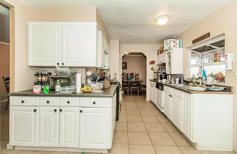 Kitchen - 40696 Oakwood Rd, Madera, CA 93636 photo 2 of 4