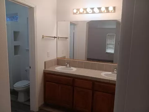 Bath - 15887 W Stanislaus Ave, Kerman, CA 93630 photo 2 of 2