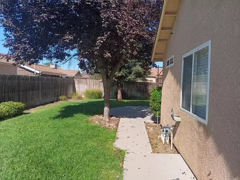 Exterior - 15887 W Stanislaus Ave, Kerman, CA 93630 photo 2 of 8