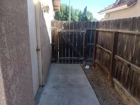 Exterior - 15887 W Stanislaus Ave, Kerman, CA 93630 photo 4 of 8
