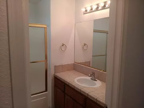 Bath - 15887 W Stanislaus Ave, Kerman, CA 93630 photo 1 of 2