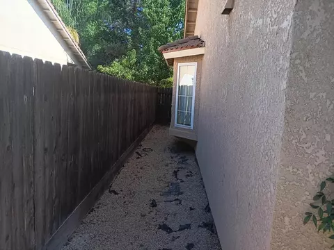 Exterior - 15887 W Stanislaus Ave, Kerman, CA 93630 photo 6 of 8