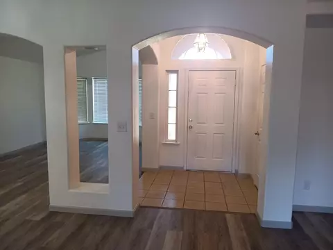 Entry Way - 15887 W Stanislaus Ave, Kerman, CA 93630 photo 1 of 4