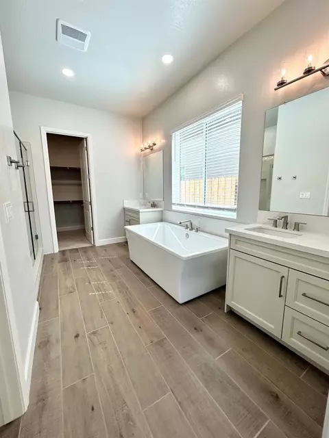 Bath - 1626 Windmill Ln, Clovis, CA 93619 photo 1 of 3