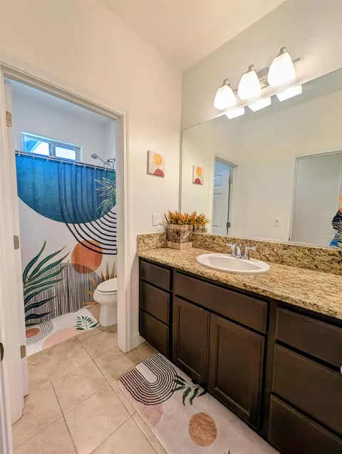 Bath - 174 Emperor Way, Dinuba, CA 93618 photo 2 of 4