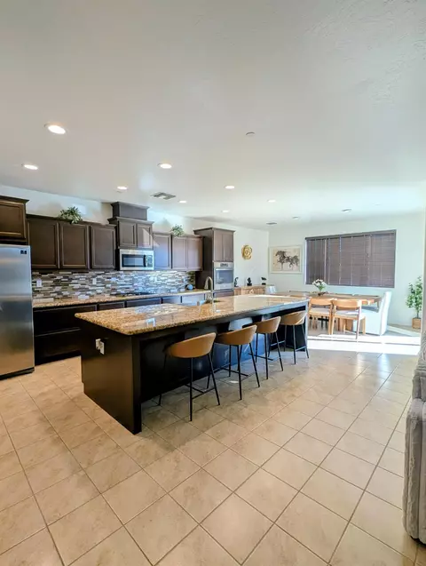 Kitchen - 174 Emperor Way, Dinuba, CA 93618 photo 2 of 3