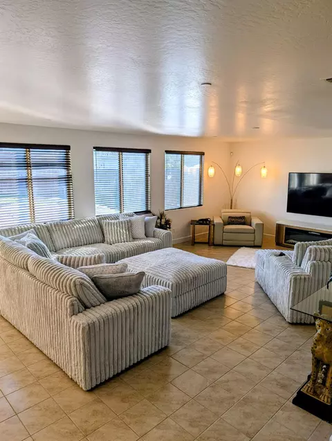Living - 174 Emperor Way, Dinuba, CA 93618 photo 2 of 2