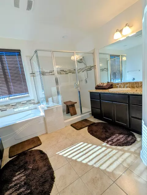 Bath - 174 Emperor Way, Dinuba, CA 93618 photo 4 of 4