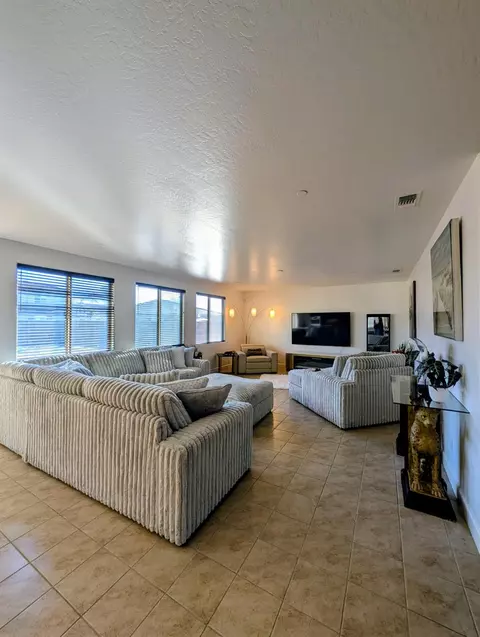 Living - 174 Emperor Way, Dinuba, CA 93618 photo 1 of 2