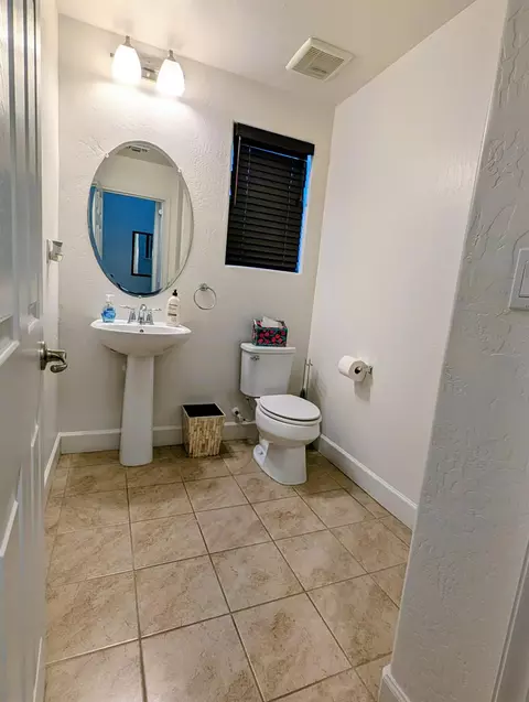 Bath - 174 Emperor Way, Dinuba, CA 93618 photo 1 of 4