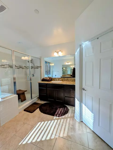 Bath - 174 Emperor Way, Dinuba, CA 93618 photo 3 of 4