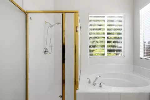 Bath - 256 N Magnolia Ave, Clovis, CA 93611 photo 2 of 3