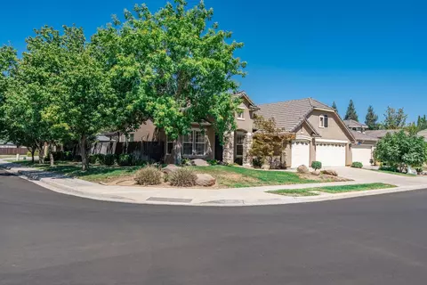 Exterior - 256 N Magnolia Ave, Clovis, CA 93611 photo 11 of 11