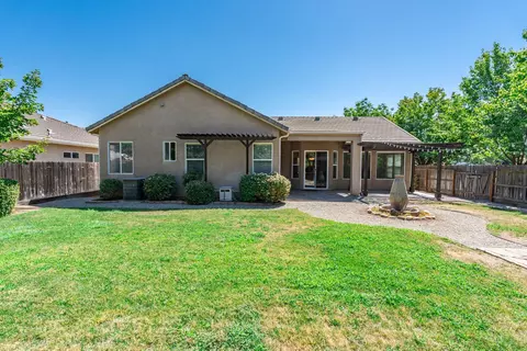 Exterior - 256 N Magnolia Ave, Clovis, CA 93611 photo 5 of 11