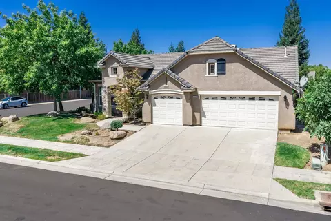 Exterior - 256 N Magnolia Ave, Clovis, CA 93611 photo 10 of 11