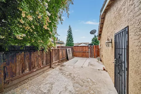 Exterior - 2055 Bedford Ave, Clovis, CA 93611 photo 5 of 6