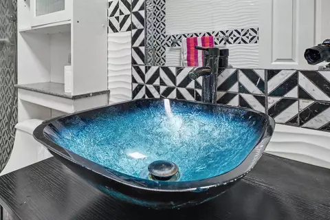 Bath - 2055 Bedford Ave, Clovis, CA 93611 photo 2 of 5