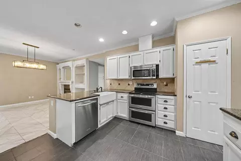 Kitchen - 2055 Bedford Ave, Clovis, CA 93611 photo 2 of 3