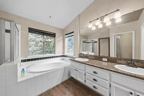 Bath - 2055 Bedford Ave, Clovis, CA 93611 photo 3 of 5
