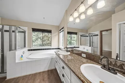 Bath - 2055 Bedford Ave, Clovis, CA 93611 photo 4 of 5