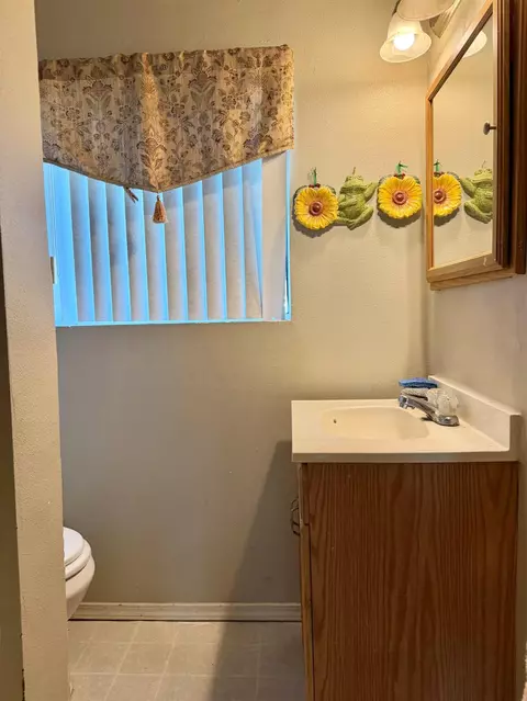 Bath - 1916 7th St, Sanger, CA 93657 photo 2 of 3