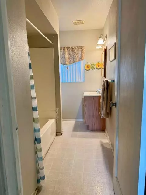 Bath - 1916 7th St, Sanger, CA 93657 photo 1 of 3