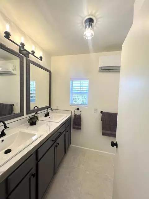 Bath - 55 E Lorena Ave, Fresno, CA 93706 photo 1 of 6