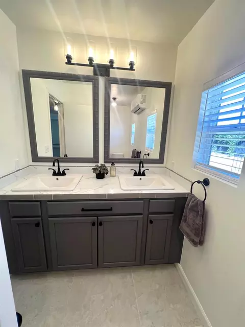 Bath - 55 E Lorena Ave, Fresno, CA 93706 photo 3 of 6