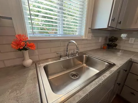 Kitchen - 55 E Lorena Ave, Fresno, CA 93706 photo 4 of 9