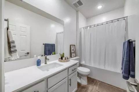 Bath - 1640 Bloom Ave, Clovis, CA 93619 photo 1 of 2