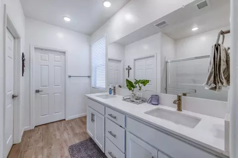 Bath - 1640 Bloom Ave, Clovis, CA 93619 photo 2 of 2