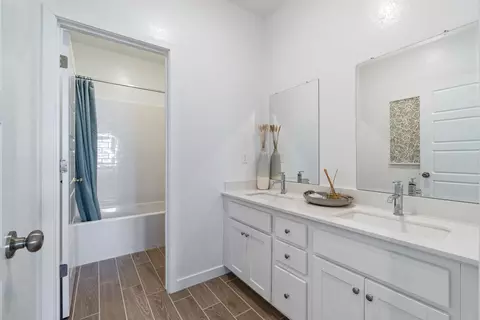 Bath - 1046 Springtime Ave, Clovis, CA 93619 photo 3 of 4