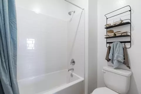 Bath - 1046 Springtime Ave, Clovis, CA 93619 photo 4 of 4
