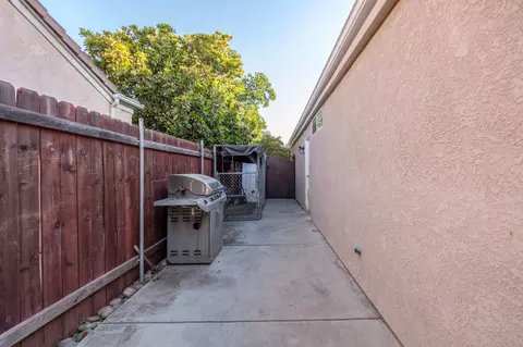 Exterior - 2425 E Houston Ave, Fresno, CA 93720 photo 5 of 8