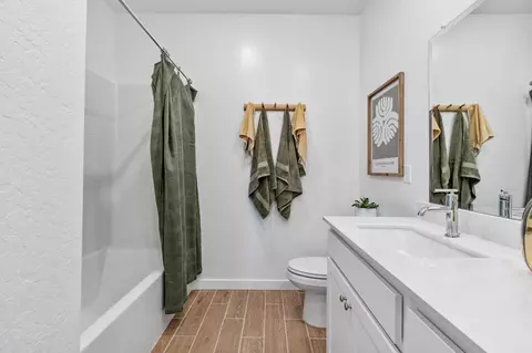 Bath - 1053 Springtime Ave, Clovis, CA 93619 photo 4 of 4