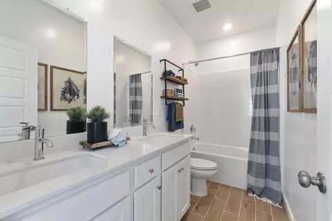 Bath - 1059 Springtime Ave, Clovis, CA 93619 photo 4 of 5