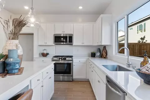 Kitchen - 1059 Springtime Ave, Clovis, CA 93619 photo 3 of 5