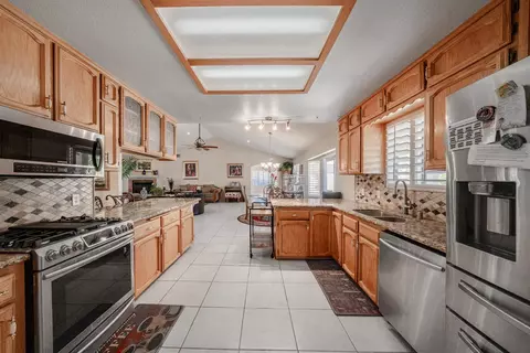 Kitchen - 16861 Paula Rd, Madera, CA 93636 photo 1 of 2
