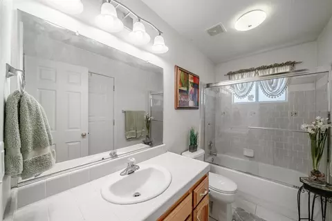 Bath - 16861 Paula Rd, Madera, CA 93636 photo 1 of 6