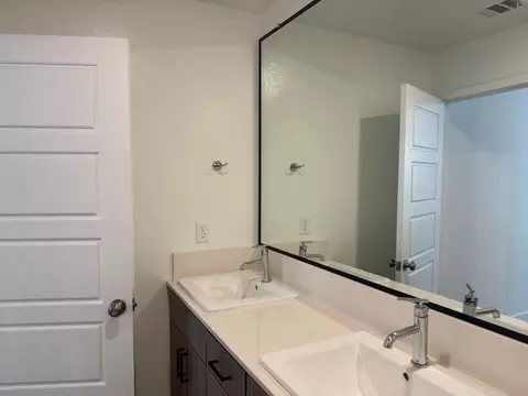 Bath - 606 W Mahogany Ln, Clovis, CA 93611 photo 2 of 2