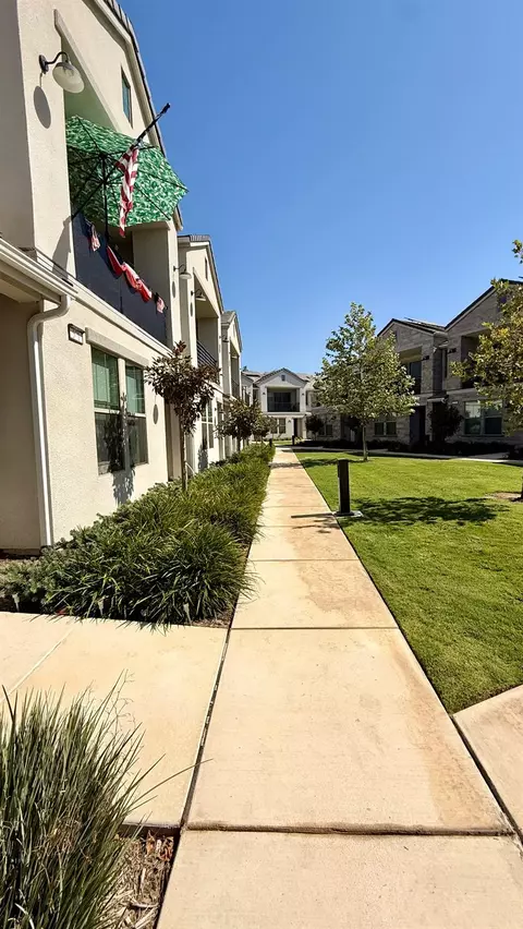 606 W Mahogany Ln, Clovis, CA 93611 photo 4