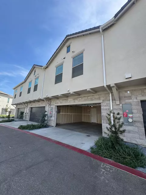 Exterior - 606 W Mahogany Ln, Clovis, CA 93611 photo 14 of 18