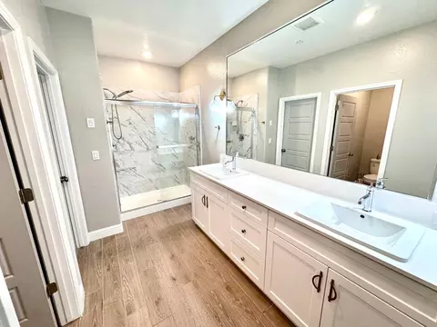 Bath - 365 Sunset Dr S, Madera, CA 93636 photo 3 of 6