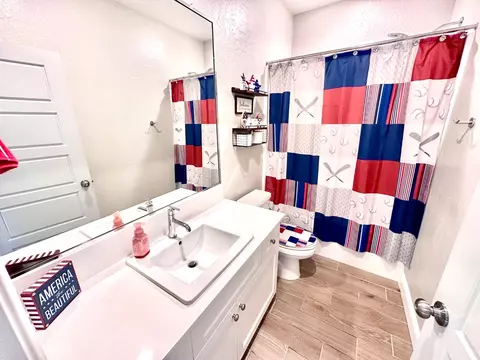 Bath - 365 Sunset Dr S, Madera, CA 93636 photo 1 of 6