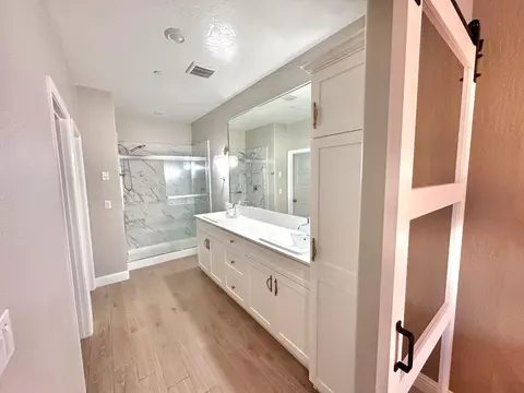 Bath - 365 Sunset Dr S, Madera, CA 93636 photo 2 of 6
