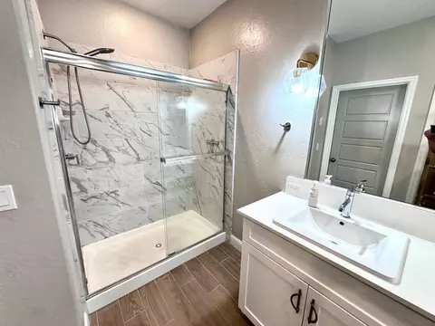 Bath - 365 Sunset Dr S, Madera, CA 93636 photo 5 of 6